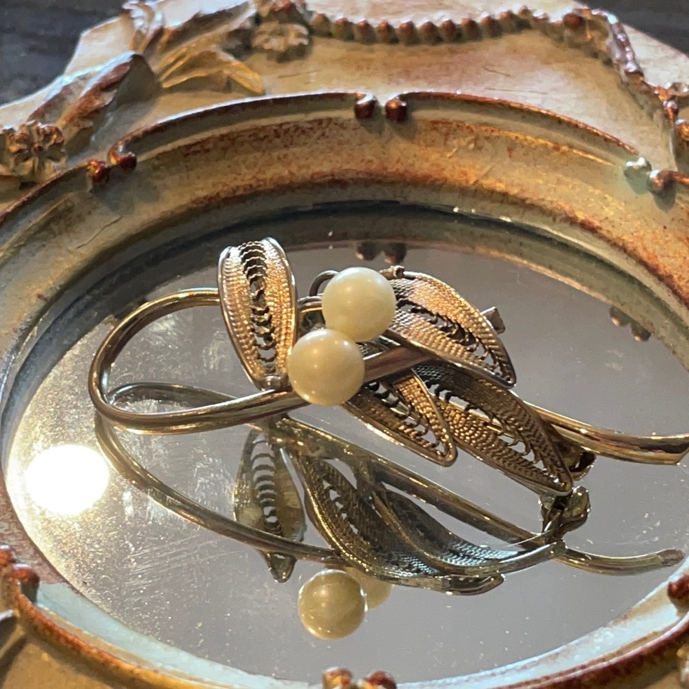 Vintage gold tone pin with pearls and filigree leaves